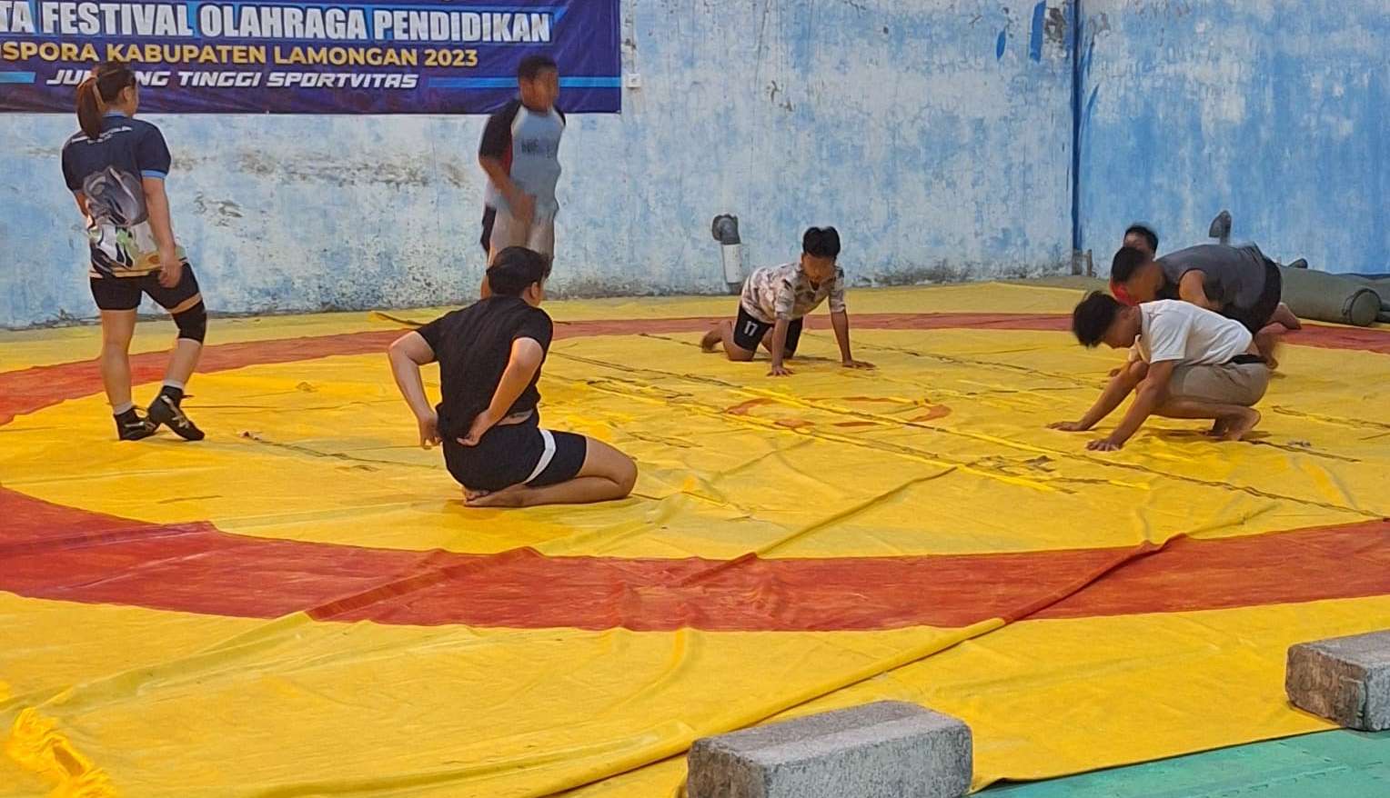 LATIHAN RUTIN: Para pegulat Lamongan berlatih bersama. (IST/RDR.LMG)