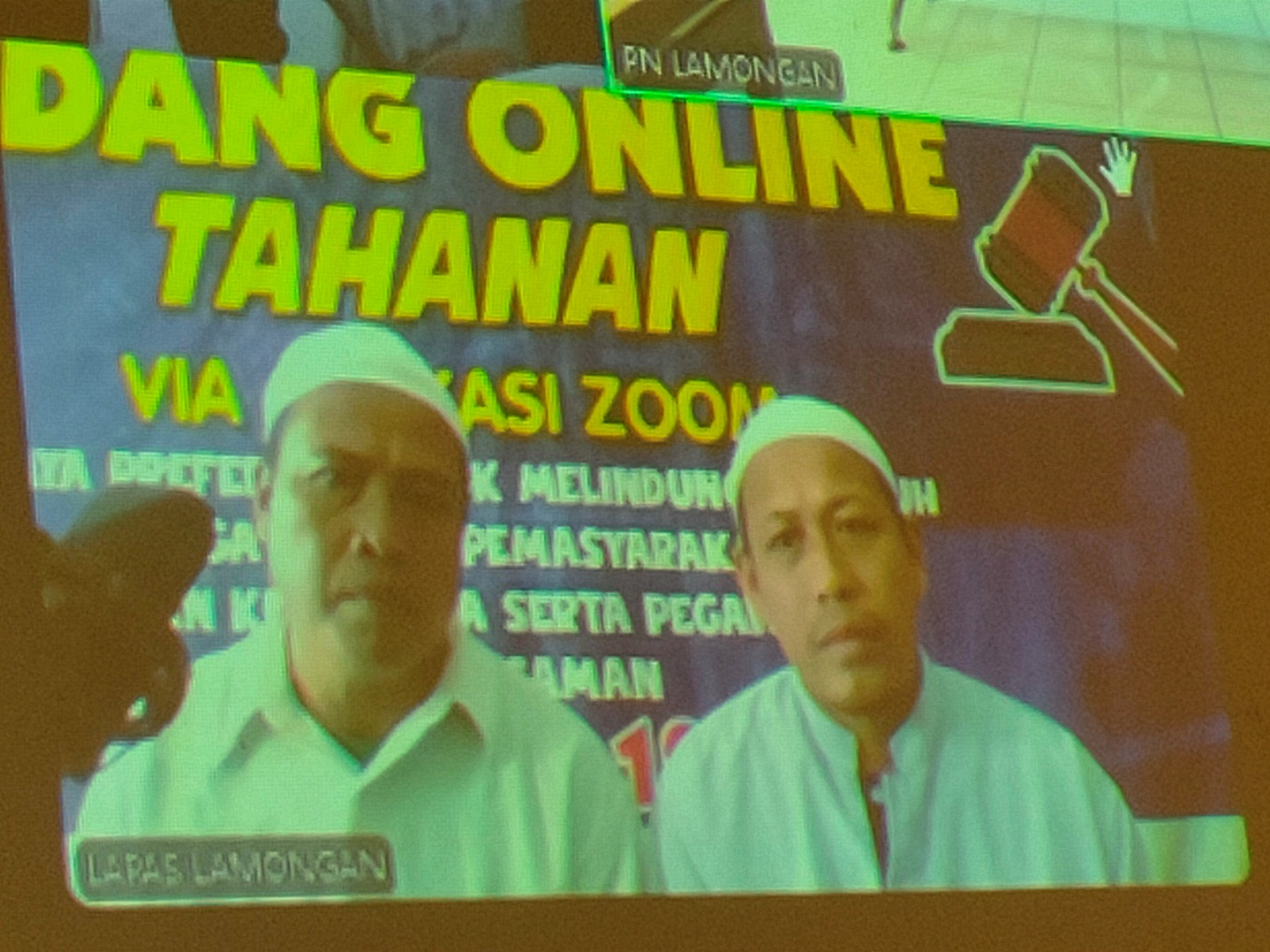 PENEBANG ILEGAL: Edi Purwanto dan Wanito dituntut JPU Dwi Dara Agustina setahun lima bulan penjara. (IST/RDR.LMG)