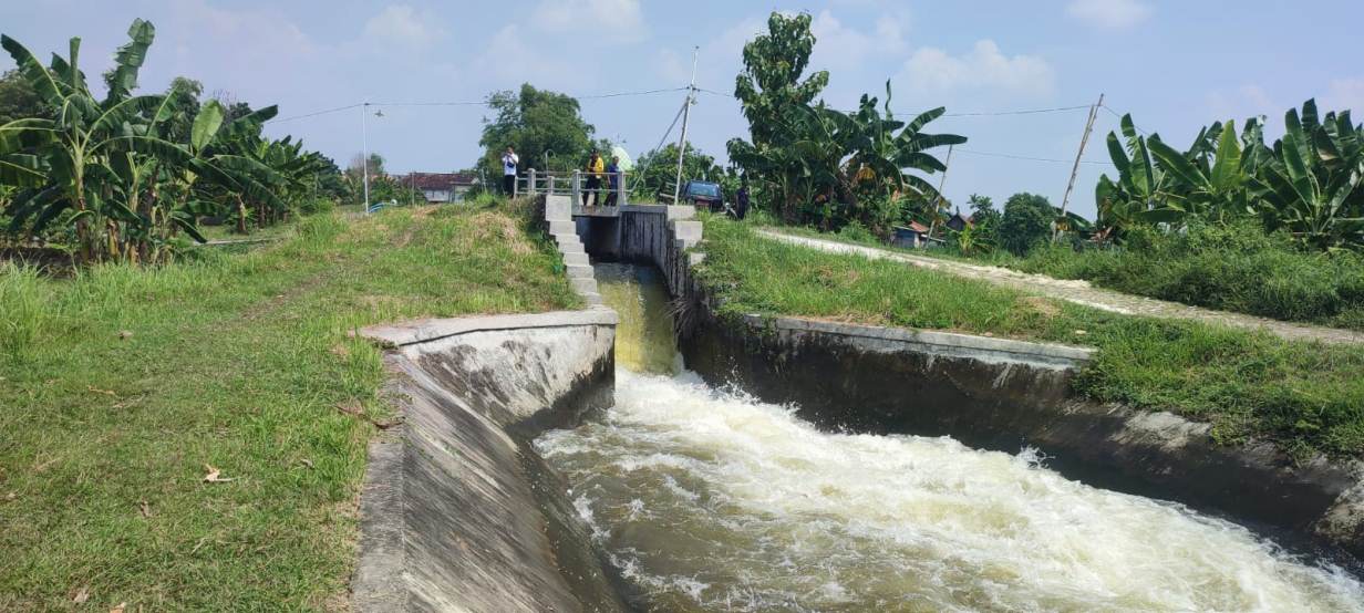 UNTUK TANAM KEDUA: Aliran air dari waduk untuk kebutuhan petani menghadapi musim tanam kedua. (IST/RDR.LMG)