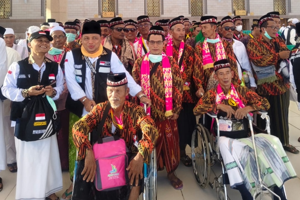 HARUS JAGA KESEHATAN: Petugas selalu memeriksa kondisi kesehatan jemaah haji. (Ist. / Radar Lamongan)