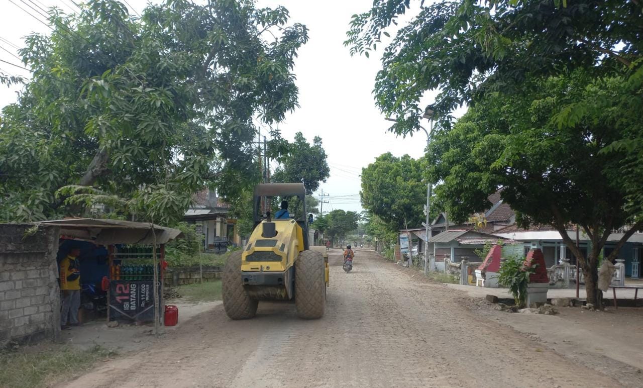 DIPADATKAN DULU: Alat berat yang digunakan untuk memadatkan material jalan Sukodadi &ndash; Plembon. (IST/RDR.LMG)