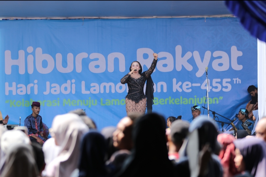 MENGHIBUR: Niken Salindri saat tampil menghibur warga Lamongan dalam rangkaian HJL ke-455 di Alun-Alun Lamongan, kemarin (26/5). (Anjar D. Pradipta / Radar Lamongan)