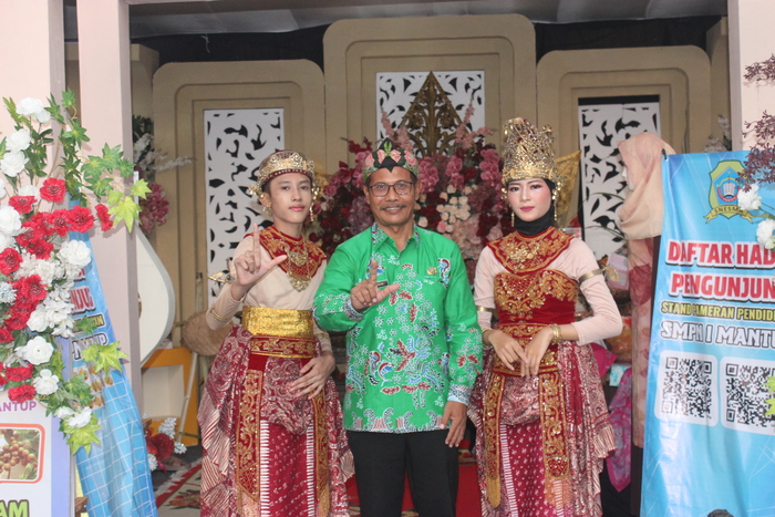 CINTAI BUDAYA LOKAL: Kepala SMP Negeri 1 Mantup, Safiudin, foto bersama siswa siswi yang mengenakan busana pengantin bekasri. (RADAR LAMONGAN)