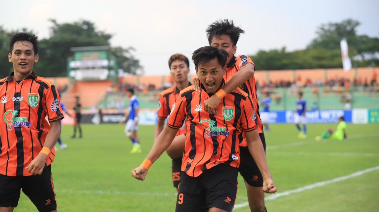 PELUANG TOP SCORER : STRIKER PERSIBO DIEGO BANOWO BERPELUANG MENAMBAH PUNDI-PUNDI GOLNYA JIKA DITURUNKAN SAAT MELAWAN PERSIKOTA. (YUAN EDO/RADAR BOJONEGORO)