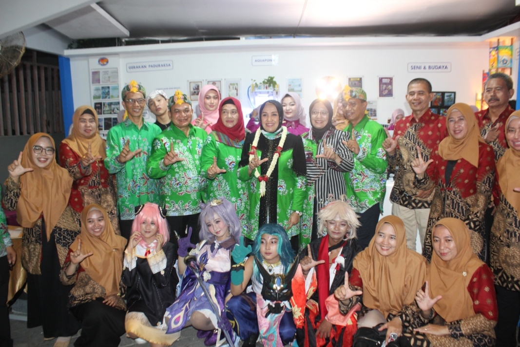 KEBERSAMAAN: Istri Bupati Lamongan Yuhronur Efendi, Anis Kartikawati saat mengunjungi stand SMP Negeri 2 Lamongan bersama Sekdakab Lamongan M. Nalikan, Kepala Disdik Lamongan Munif Syarif, Plh Kemenag