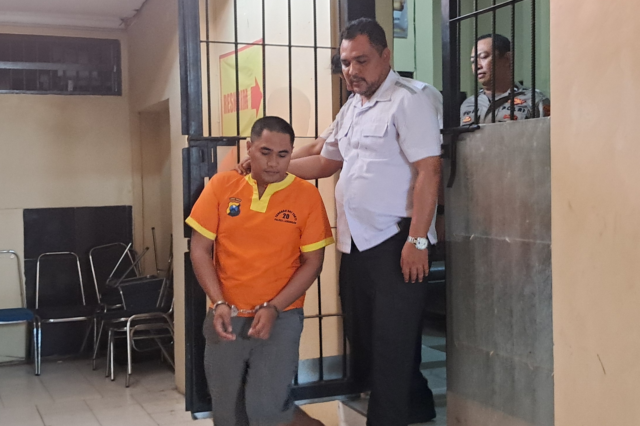 DIBORGOL: Achmad Affan, 30, tersangka pencabulan terhadap gadis pemilik kos di Kecamatan Lamongan saat digelandang petugas kepolisian. (Gamal A. / Radar Lamongan)