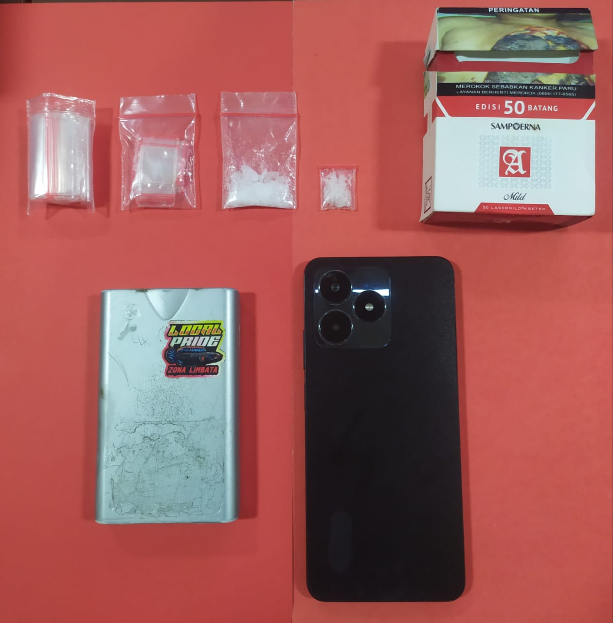 BARANG BUKTI: Sabu dan handphone yang diamankan dari Rio Sarfudin. (IST/RDR.LMG)