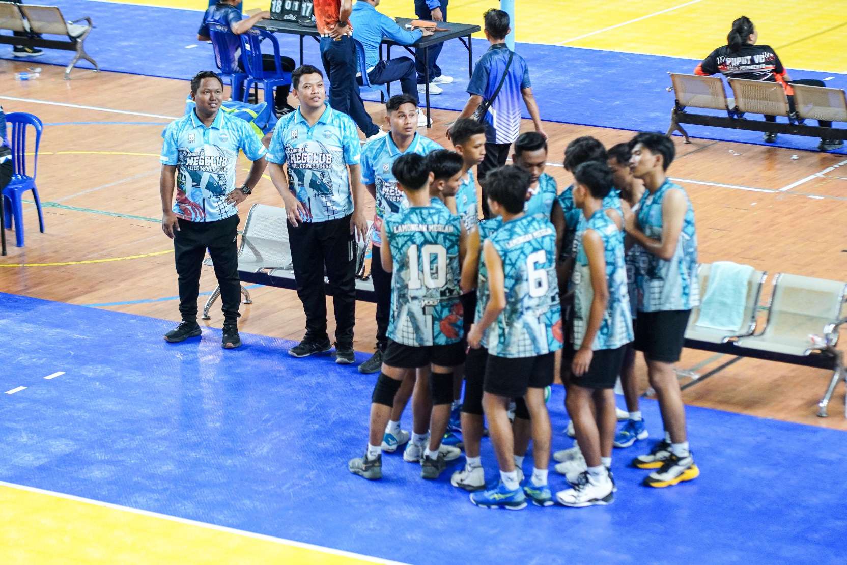 LOLOS DARI PENYISIHAN: Pemain La Megclub saat tampil di lapangan bola voli pada kejurprov di Bojonegoro. (PBVSI LAMONGAN FOR RADAR LAMONGAN/RDR.LMG)
