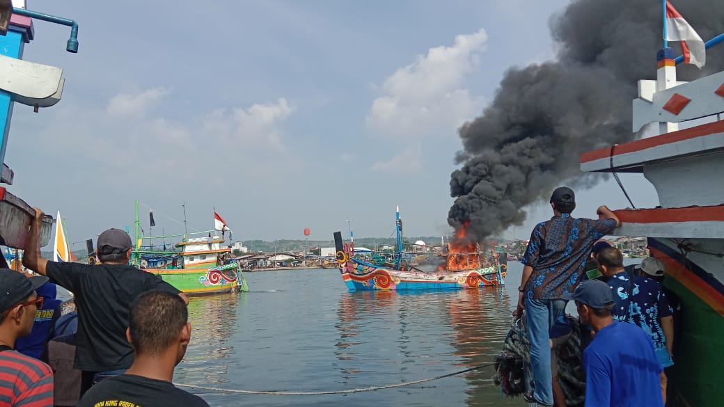 Kapal motor milik nelayan terbakar di Pelabuhan TPI Brondong, Jum