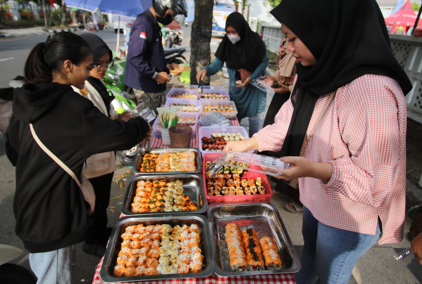 JAJANAN JEPANG DAN KOREA: Sushi, nigiri, sushi roll, gunkan, mentai, dimsum mentai, dan kimbab yang dijual di pinggir Jalan Basuki Rahmad Lamongan. (ANJAR DWI PRADIPTA/RDR.LMG)