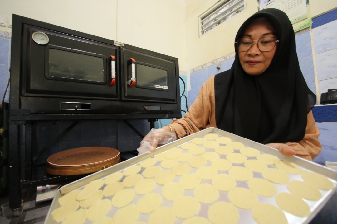BERAGAM VARIAN: Yuaningsih menunjukkan beragam varian wingko kriuk. (Anjar D. Pradipta / Radar Lamongan)