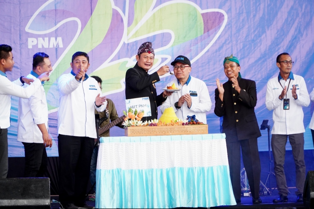 AKRAB: Bupati Lamongan Dr. H Yuhronur Efendi, MBA, M. Ek memberikan potongan tumpeng kepada Kepala PNM Cabang Lamongan, Anang Fatkur Rohman. (Ist. / Radar Lamongan)