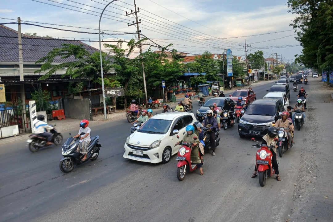 RAMAI: Potret lalu lintas di jalur Lamongan &ndash; Mantup yang hingga kini belum terdapat transportasi umum. (Anjar / Radar Lamongan)
