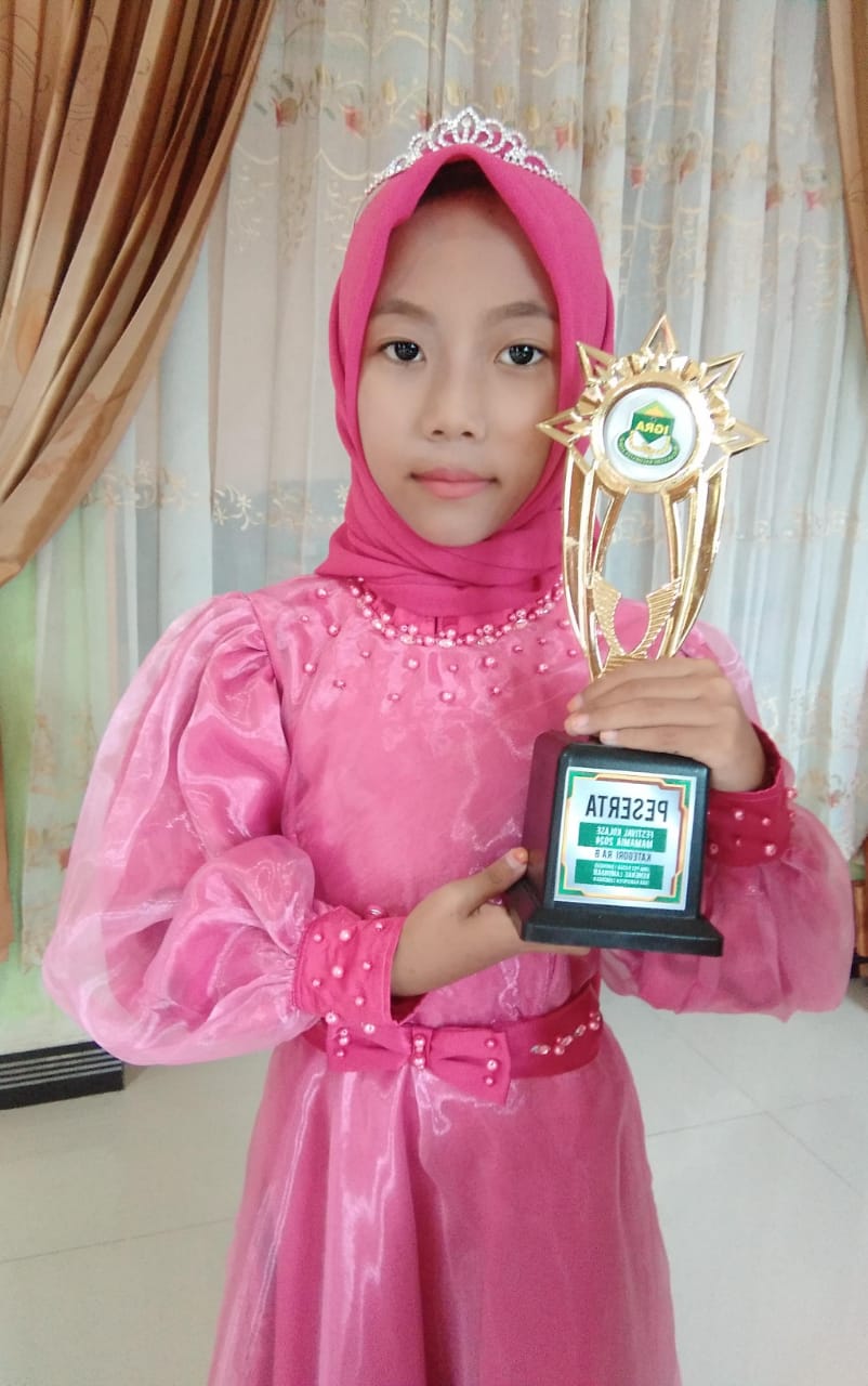 SUKA KUCING: Thalita Putri Sazkia membawa piala finalis Festival Kolase Mamamia 2024. (ISTIMEWA/RADAR LAMONGAN)