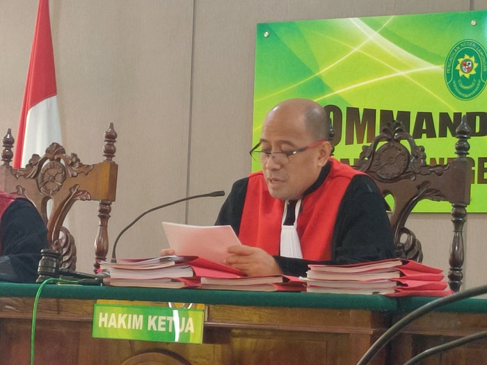 BACAKAN VONIS 5,5 TAHUN: Ketua Majelis Hakim PN Lamongan, Erven Langgeng Kasih, memvonis Slamet Wibowo bersalah dalam kasus kepemilikan 20 pil carnopen.  (ISTIMEWA/RADAR.LMG)