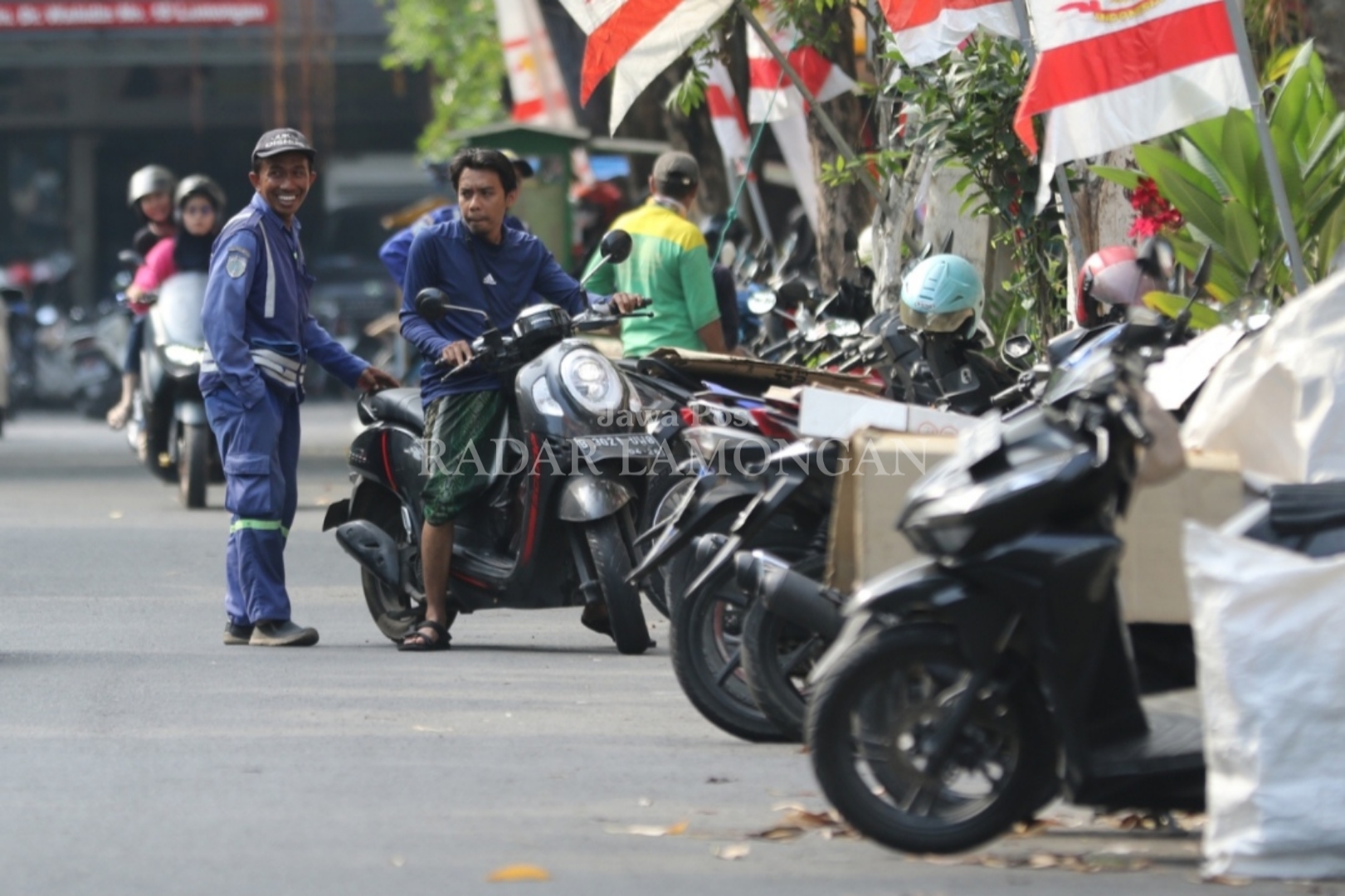 JADI CATATAN: Komisi B DPRD Lamongan mendesak agar Pemkab Lamongan melakukan evaluasi menyeluruh, untuk bisa mendongkrak kembali realisasi retribusi daerah. (Anjar D. Pradipta / Radar Lamongan)