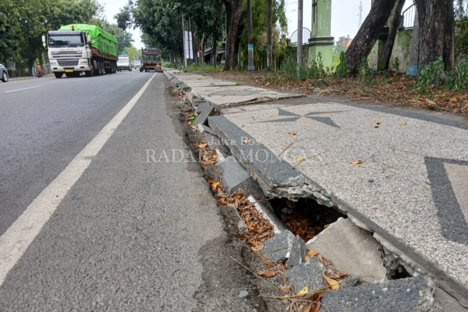 RUSAK: Salah satu titik trotoar di jalan nasional yang retak dan berlubang. (Anjar D. Pradipta)