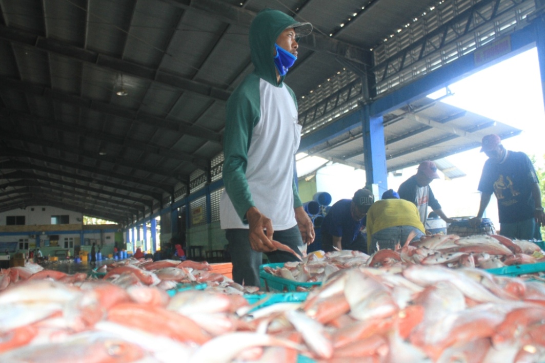 HARUS DIGENJOT: Target tahun ini masih tetap sama, meski realisasi retribusi TPI tahun lalu tidak tercapai. (Anjar. / Radar Lamongan)