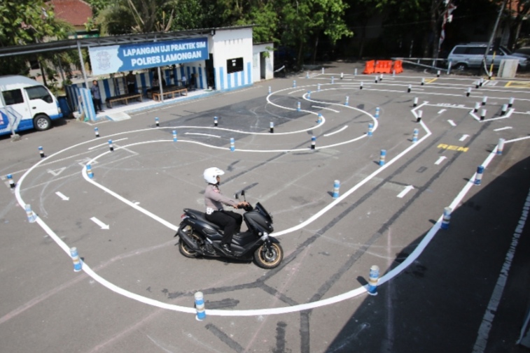 KEBIJAKAN BARU: Korlantas Korps Lalu Lintas Polri sudah mulai menerapkan SIM C1 bagi pengendara motor berkapasitas mesin 250 cc &mdash; 500 cc. (Anjar D. Pradipta / Radar Lamongan)