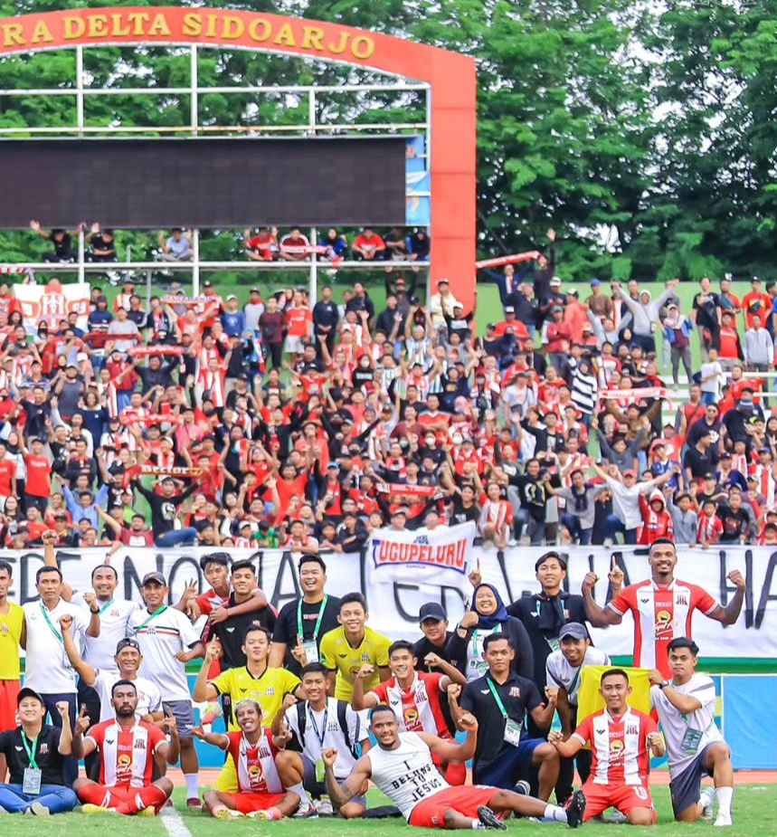 DUKUNGAN : Suporter Deltras FC ketika memberikan dukungan langsung di Stadion (IG DELTRAS FC)