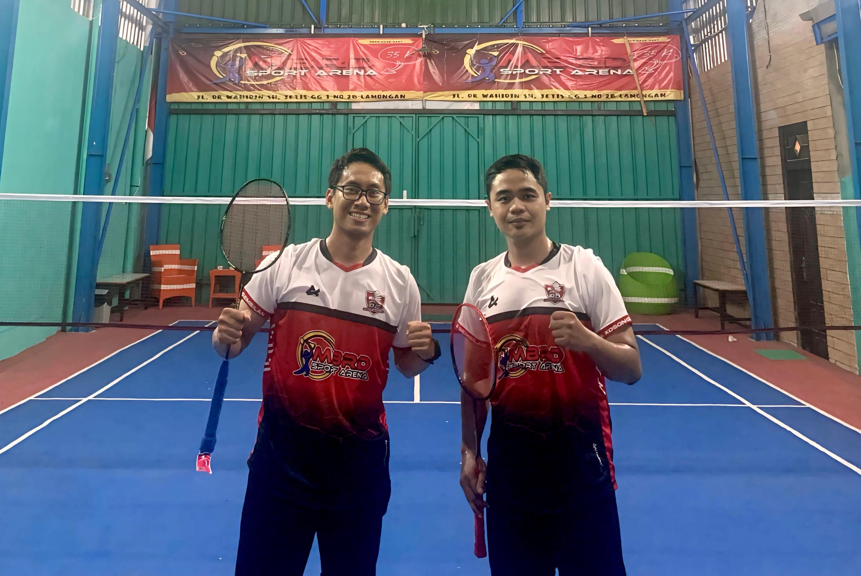 Owner MBRD SPORT muhammad Bayu Rohmatulloh (KANAN) setelah laga eksibisi bersama salah satu orang yang menginspirasinya untuk bermain badminton Indra Darmawan (MBRD FOR RADAR LAMONGAN)