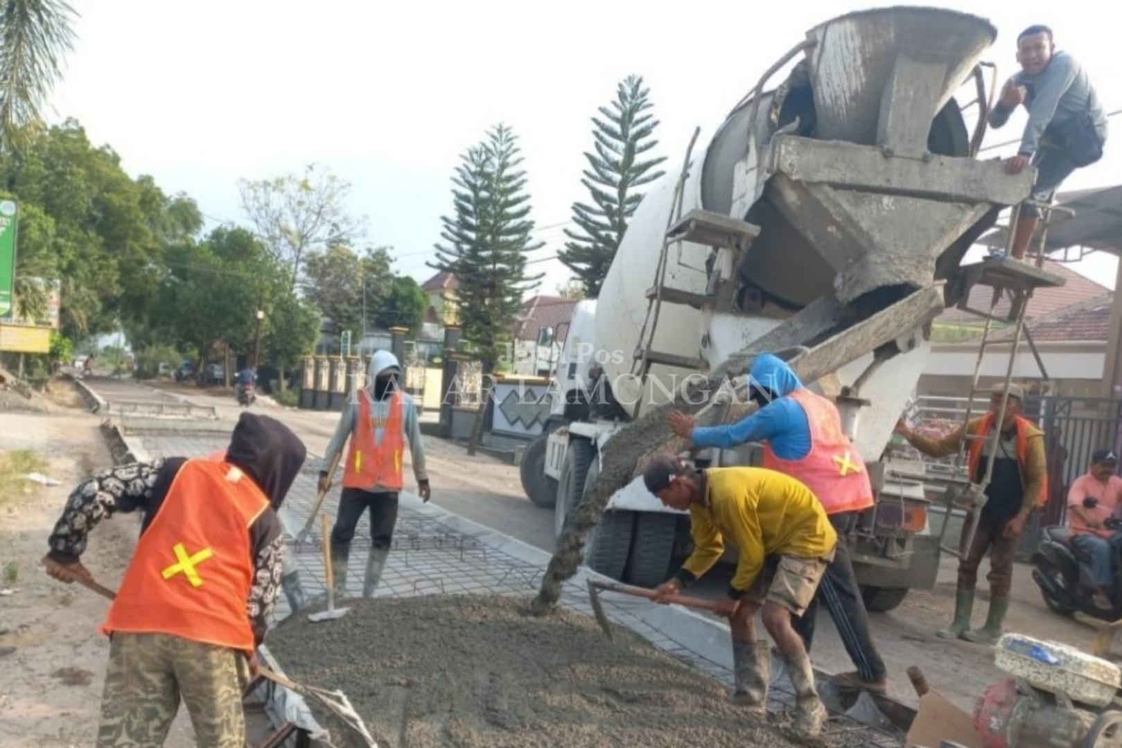DIKEBUT: Dua titik jalan dalam progres pengecoran, meliputi ruas jalan Sukodadi &mdash; Plembon dan ruas jalan Dadapan &mdash; Solokuro.  (Ist. / Radar Lamongan)