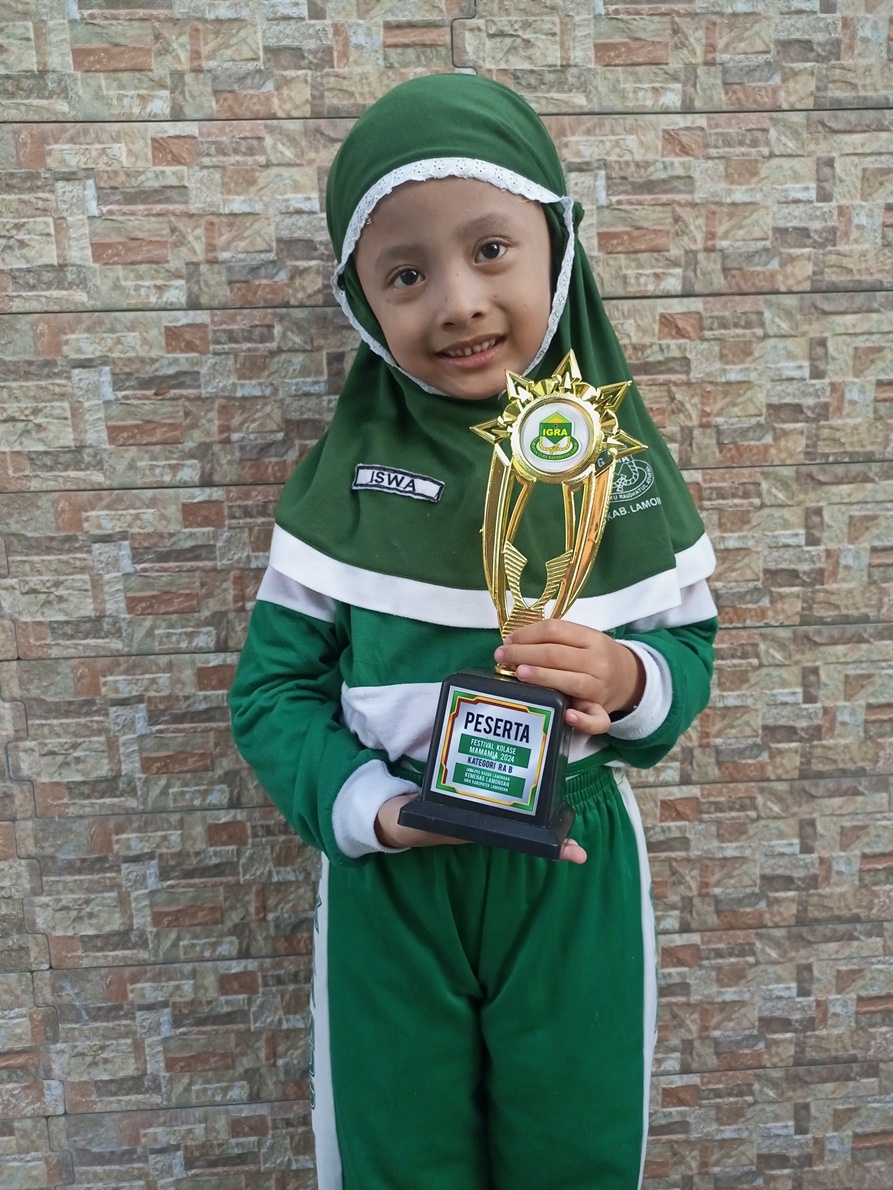 LATIHAN MENYANYI: Iswara Khoiro Amira membawa piala finalis Festival Kolase Mamamia 2024. (IST/RDR.LMG)