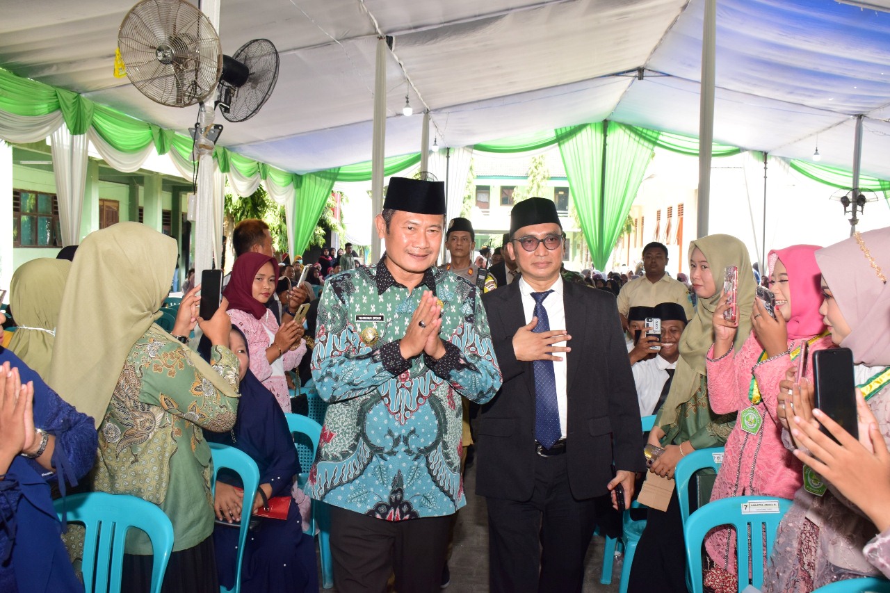 BERI MOTIVASI KEPADA SISWA: Bupati Lamongan, Yuhronur Efendi, bersama Ketua Yayasan Sunan Drajat Sugio, Kurniawan Muhammad, di acara   wisuda purna siswa MTs-SMP-MA-SMK Sunan Drajat Sugio Selasa (11/6