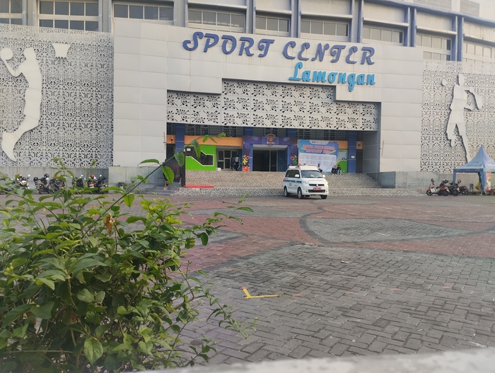 BELUM MAKSIMAL: Sport Center Lamongan yang menerapkan retribusi berdasarkan penggunaannya.  (RIKA RATMAWATI/RDR.LMG )