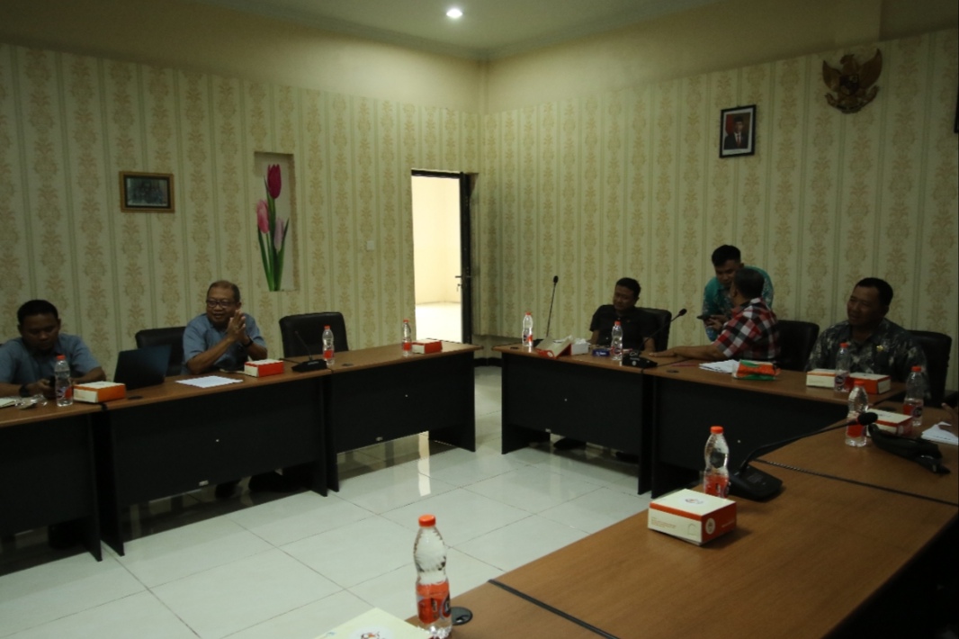 TINDAK LANJUT: Pertemuan antara pansus DPRD Lamongan dengan PT LIS dan OPD terkait. (Anjar D. Pradipta / Radar Lamongan)