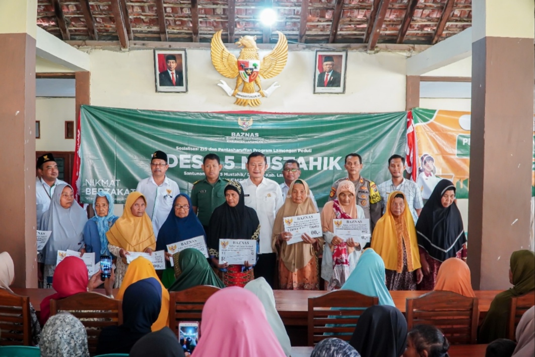 TURUN LANGSUNG: Bupati Yes saat menyalurkan bantuan program satu desa lima mustahik.