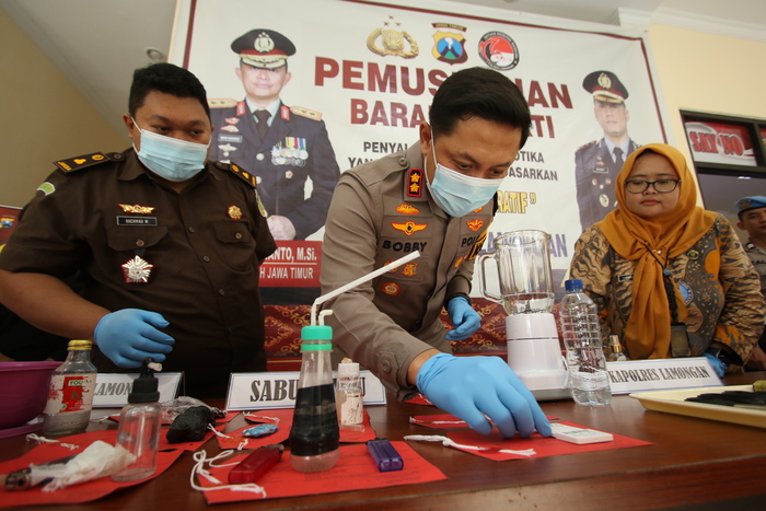 DIMUSNAHKAN: Kapolres Lamongan, AKBP Bobby Adimas Condroputra, memusnahkan barang bukti penyalahgunaan narkotika pada tahun 2023. (ANJAR DWI PRADIPTA/RDR.LMG)