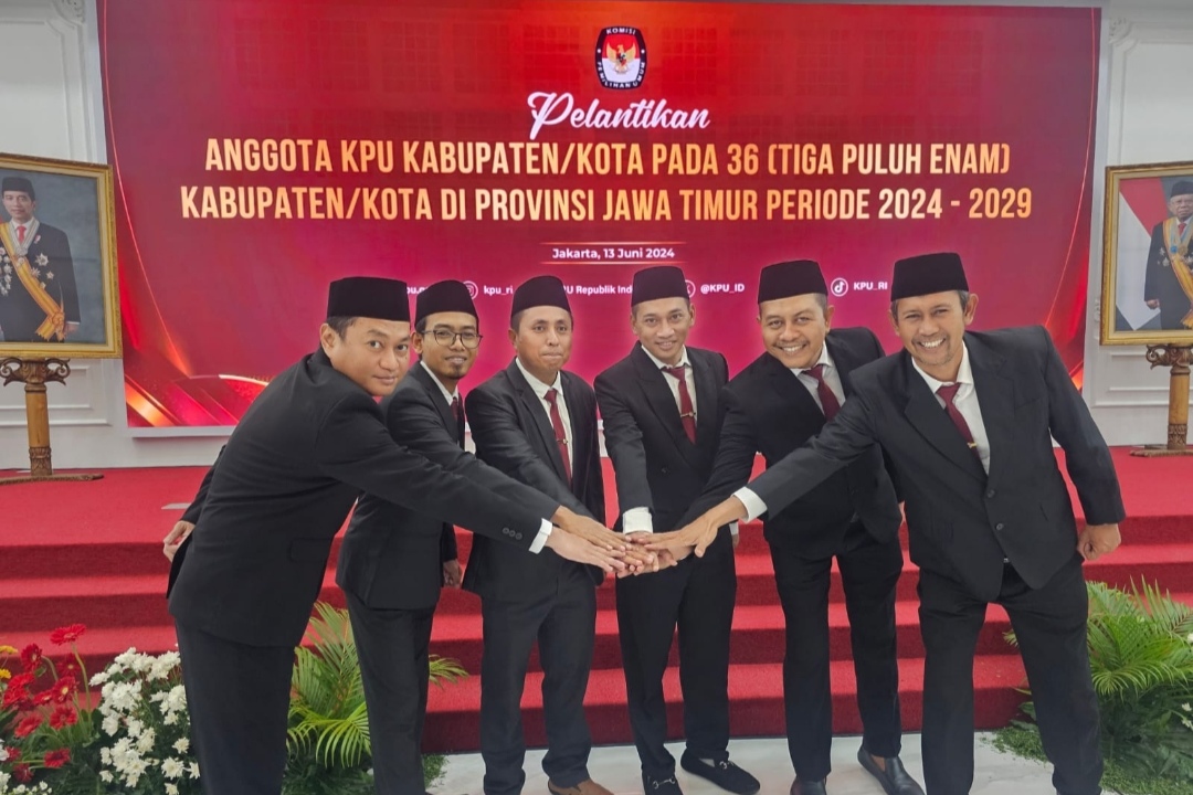 SELAMAT: Lima Komisioner KPUK Lamongan terpilih setelah menjalani serangkaian proses seleksi.  (Ist. / Radar Lamongan)