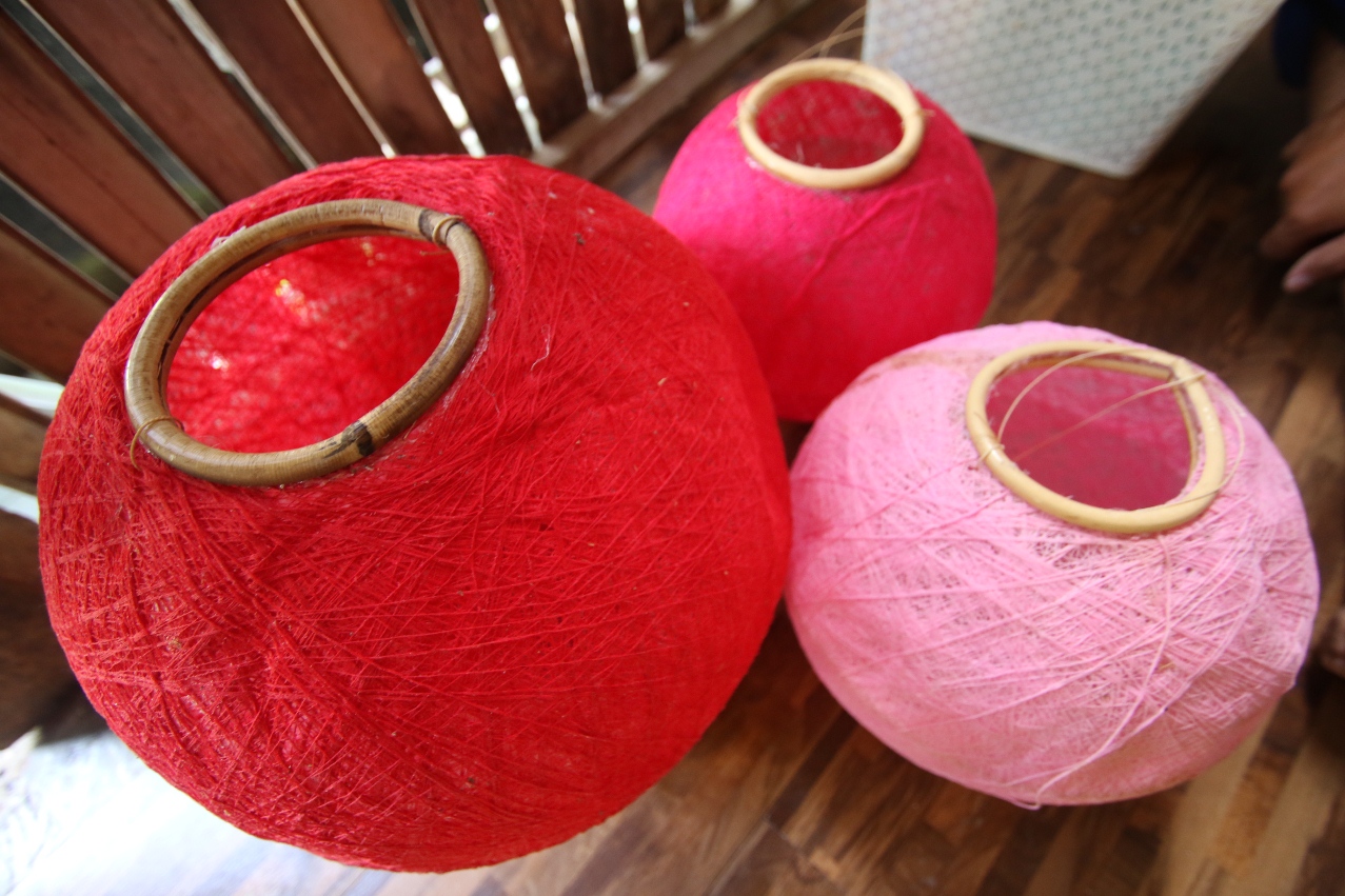 ANEKA WARNA: Lampion di rumah produksi milik Putri Ruhama&rsquo; M di Kecamatan Turi. (ANJAR DWI PRADIPTA/RDR.LMG)
