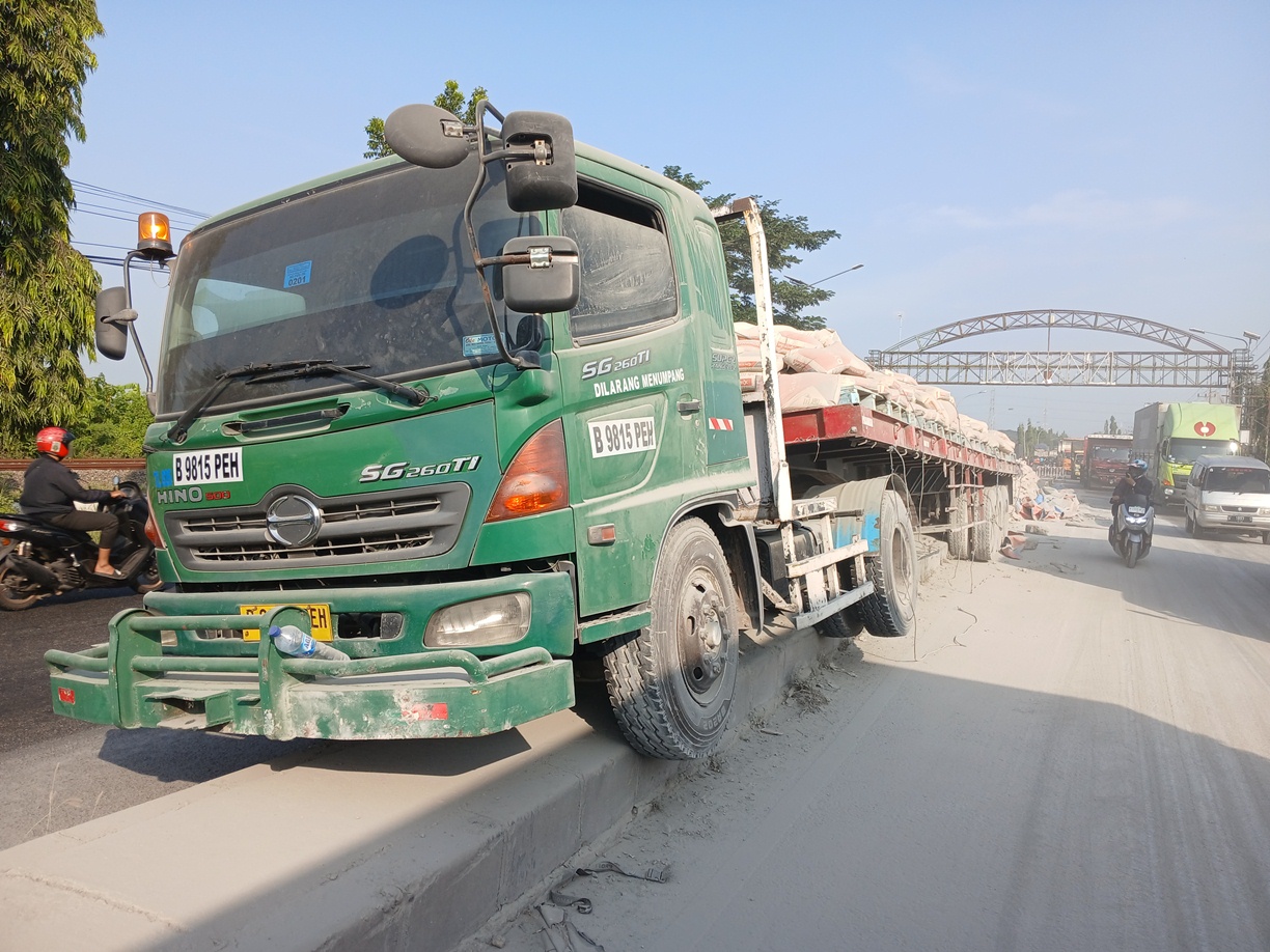 DI MEDIAN: Truk tonton yang bermuatan semen di jalan nasional Lamongan &ndash; Gresik, masuk Desa Rejosari, Kecamatan Deket. (ANJAR DWI PRADIPTA/RDR.LMG)