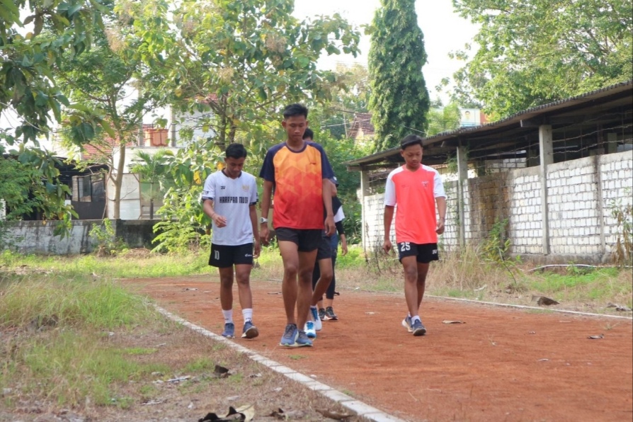 SEMANGAT: Para atlet di Lamongan masih intens latihan, meski baru saja menyabet sejumlah medali di kejurda. (Ist. / Radar Lamongan)