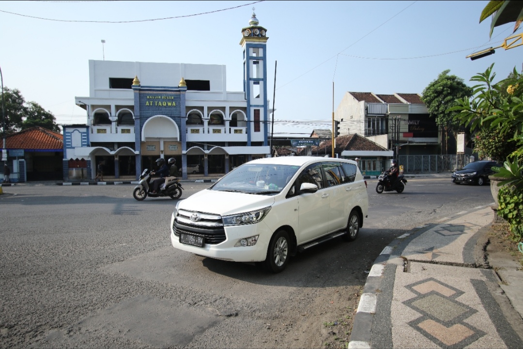 RAMAI LANCAR: Terjadi peningkatan arus lalin di jalan nasional dalam beberapa hari terakhir. (Anjar D. Pradipta / Radar Lamongan)