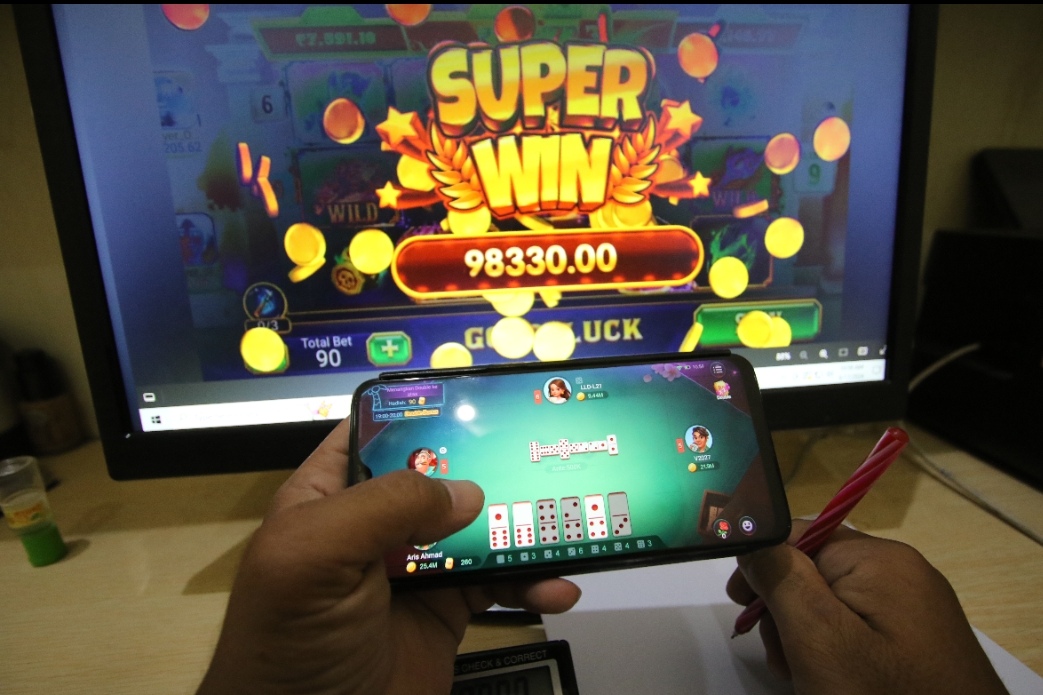 JADI ATENSI: Merebaknya situs dan aplikasi judi online yang memiliki dampak buruk, harus menjadi perhatian dari pemerintah. (Anjar D. Pradipta / Radar Lamongan)