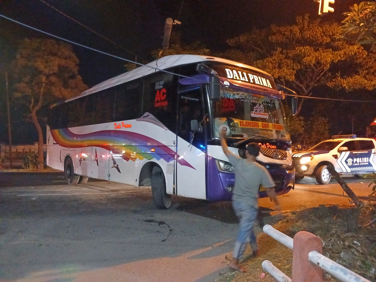 DIAMANKAN: Bus Dali Prima yang terlibat kecelakaan dengan Grand Livina Minggu malam. (ANJAR DWI PRADIPTA/RDR.LMG)