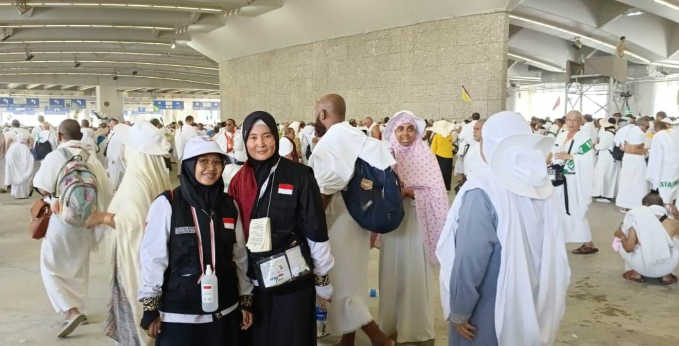 TINGGAL TAWAF WADA: Jemaah haji yang melaksanakan lempar jumrah. Jemaah asal Lamongan dijadwalkan tiba di Surabaya mulai 23 Juni. (IST/RDR.LMG)