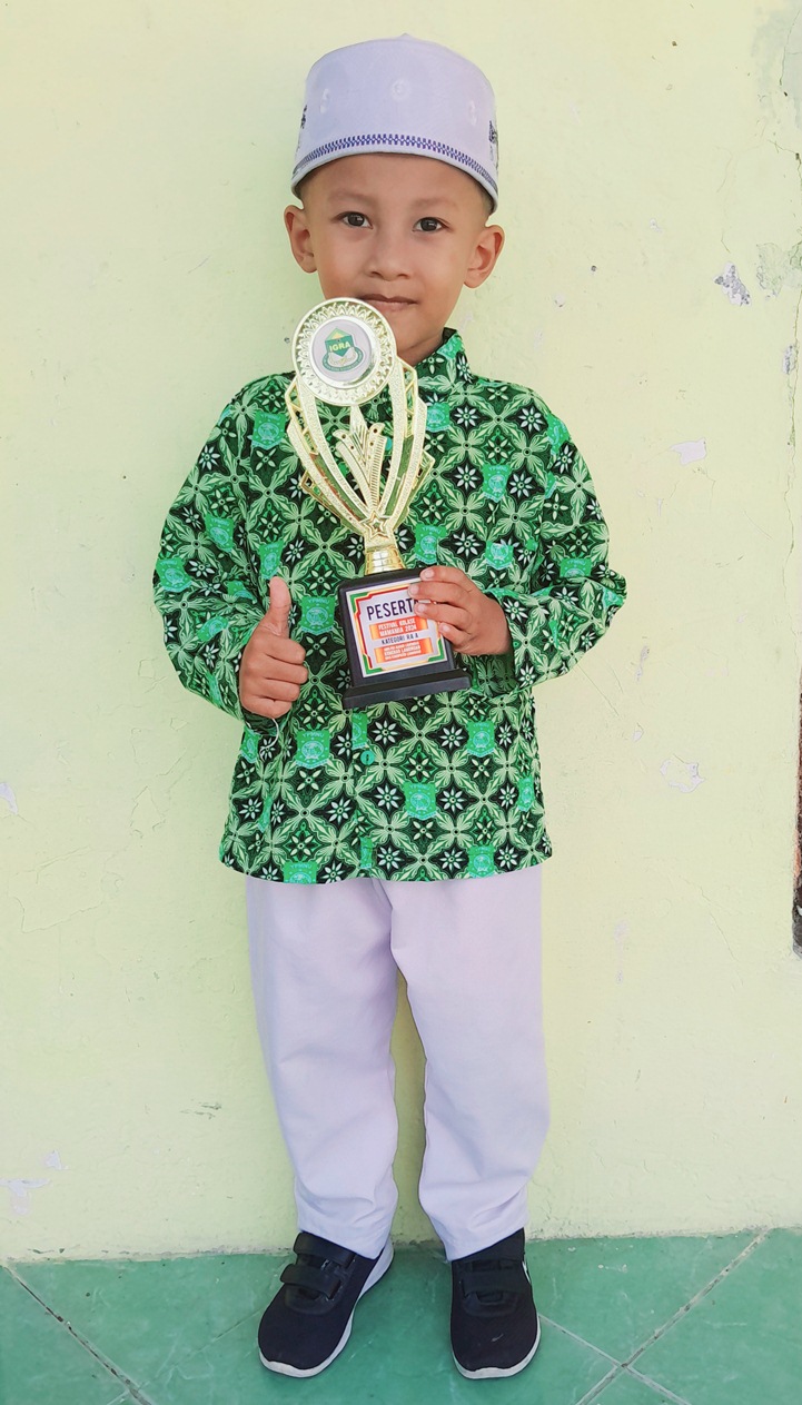 SUKA JADI KIPER: Ahmad Zafran Abqory Iswahyudi membawa piala finalis Festival Kolase Mamamia 2024. (IST/RDR.LMG)