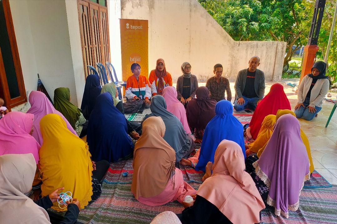 PEMBERDAYAAN: Pertemuan rutin ibu-ibu nasabah BTPN Syariah yang bergabung dalam Sentra Pulo di Desa Sumberagung, Kecamatan Modo. (Asif A. / Radar Lamongan)