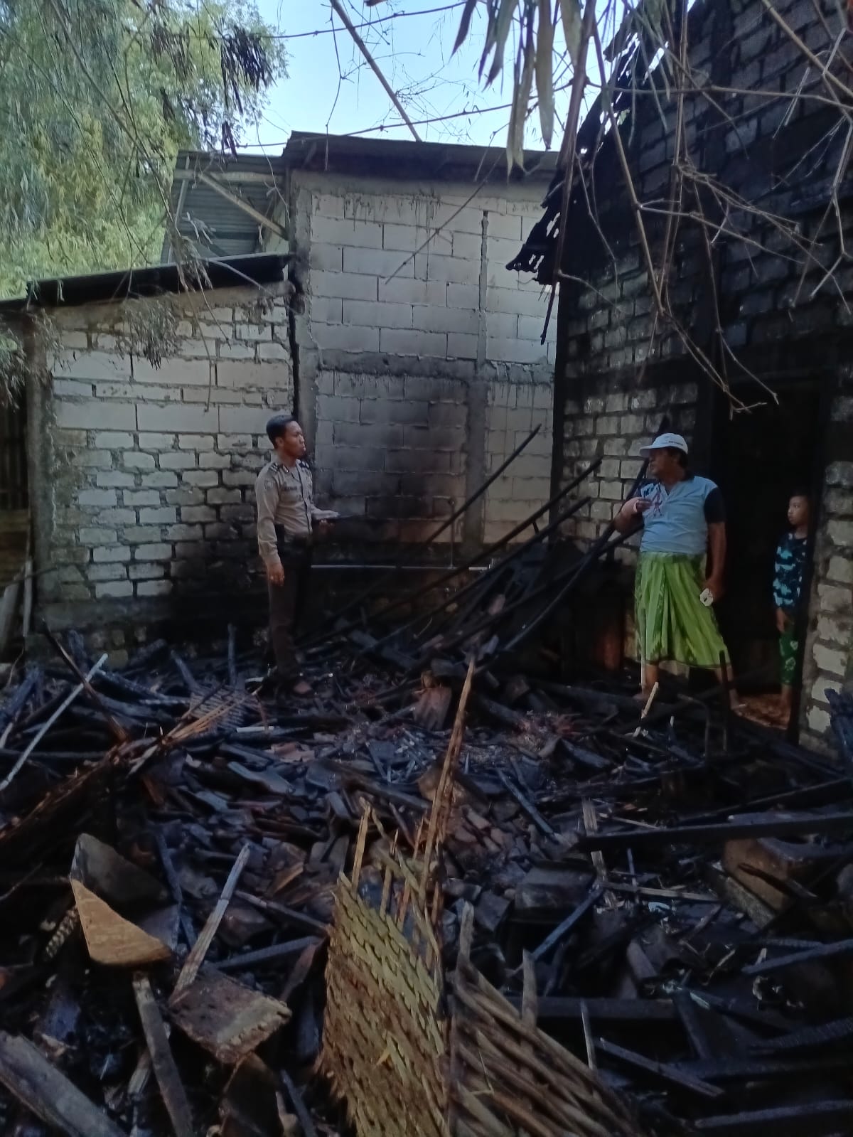 JADI ARANG: Sisa kebakaran di bagian belakang rumah Srining di Desa Tambakmenjangan, Kecamatan Sarirejo. (IST/RADAR LAMONGAN)