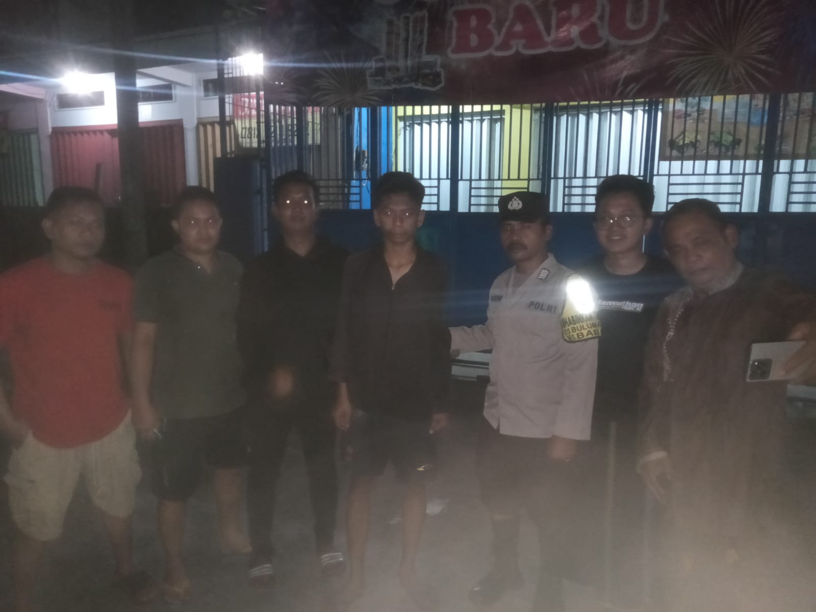 Polisi bersama warga mengamankan pelaku pencurian di salah satu minimarket di Kelurahan Bedahan, Babat, Lamongan (IST/RADAR LAMONGAN)