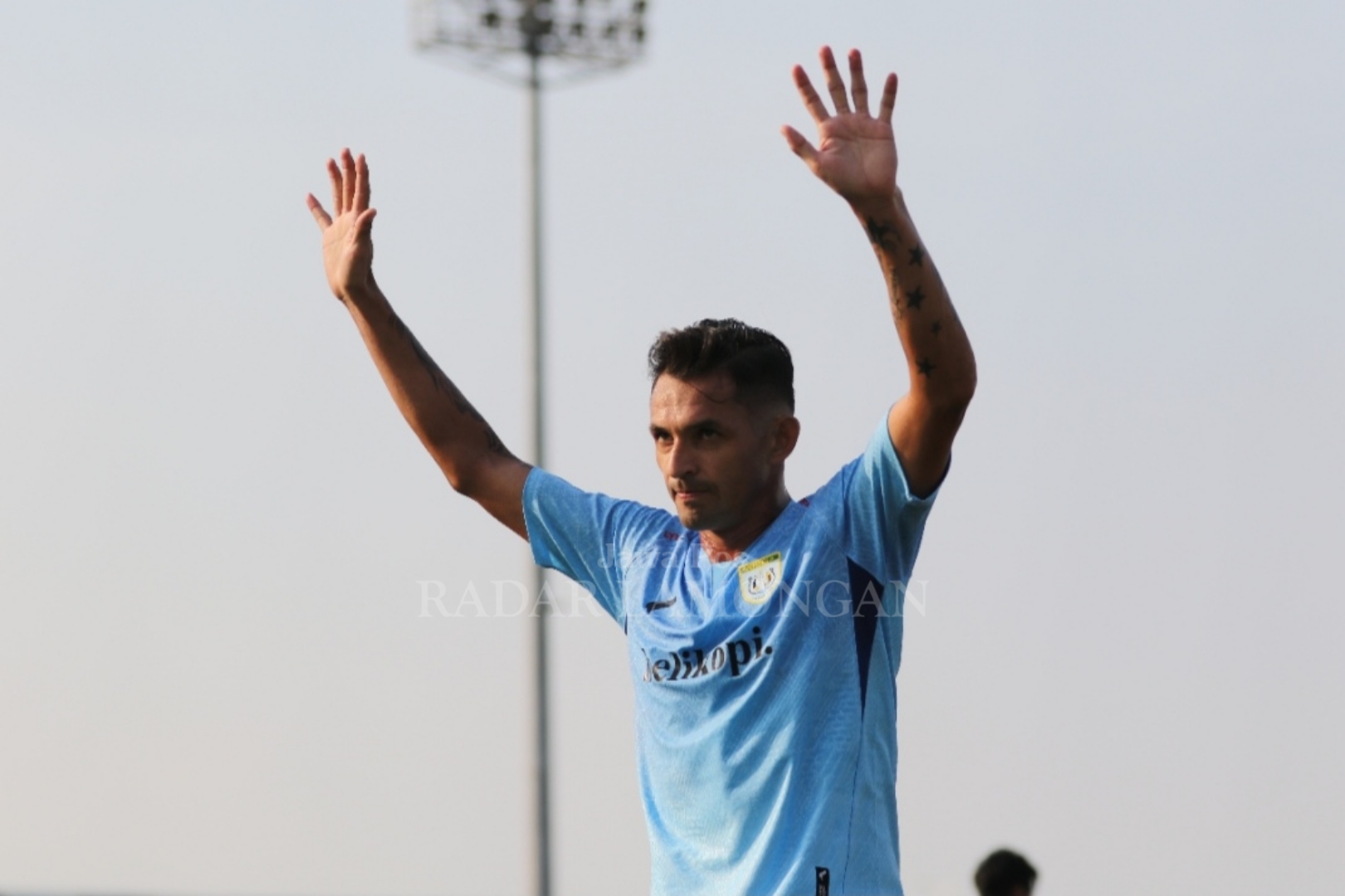 Silvio Escobar saat masih berseragam Persela musim lalu. Hingga kini Manajemen Persela belum menyodokan perpanjangan kontrak untuk striker naturalisasi tersebut. (Anjar D. Pradipta / Rdrlmg)