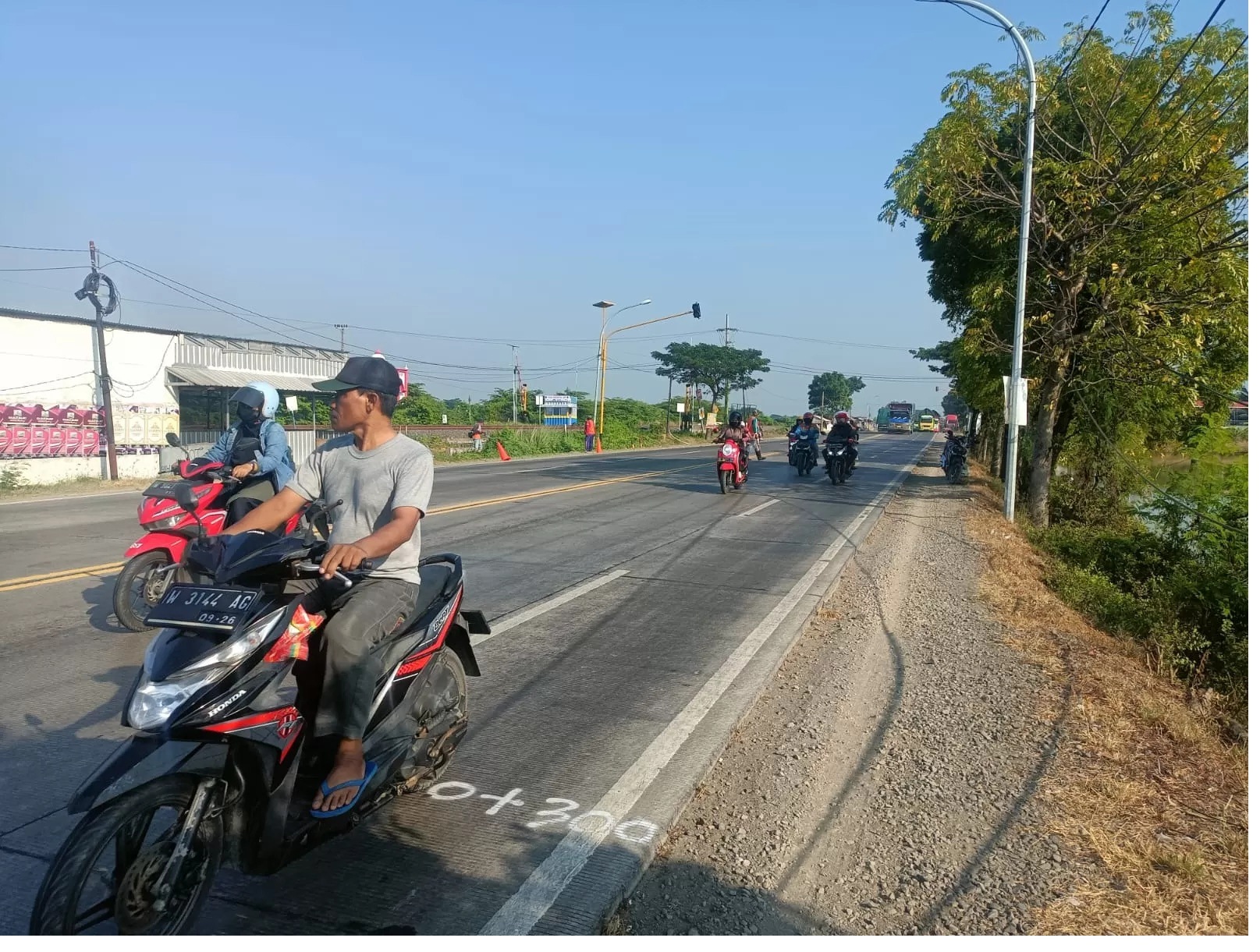 RAWAN MACET: Imbas perbaikan jalan dan jembatan di Desa Setrohadi, Kecamatan Duduksampeyan, Gresik, jalan akan dilakukan sistem buka tutup dengan satu jalur. (Riri/Radar Gresik)