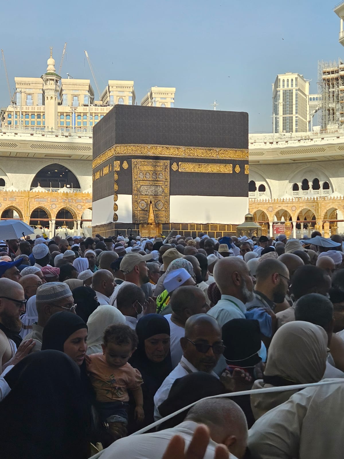 JALANKAN RANGKAIAN HAJI: Jemaah saat menjalankan tawaf ifadah. Dua hari lagi jemaah asal Lamongan dijadwalkan sudah kembali melalui Bandara Juanda. (IST/RADAR LAMONGAN)