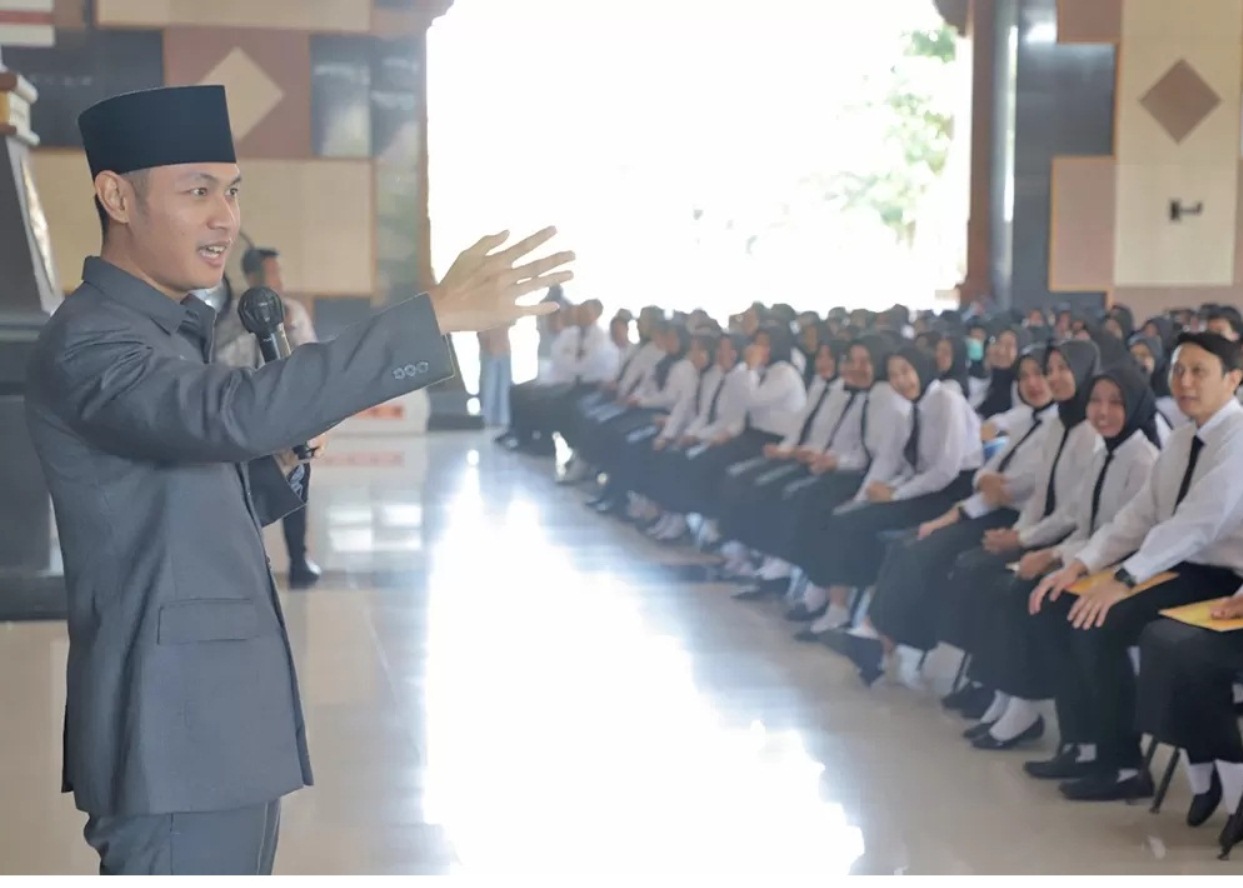 PARA PENERIMA SK PPPK 2023: Bupati Aditya Halindra Faridzky menitip pesan kepada seluruh PPPK agar menjalankan amanah dengan penuh dedikasi dan tanggung jawab.