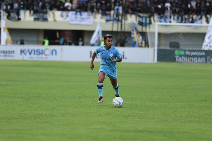BAKAL BERSAING DENGAN PERSELA?: Rahel Radiansyah ketika berseragam Persela. Dia kini menjalin komunikasi dengan beberapa klub Liga 2. (ANJAR DWI PRADIPTA/RDR.LMG)