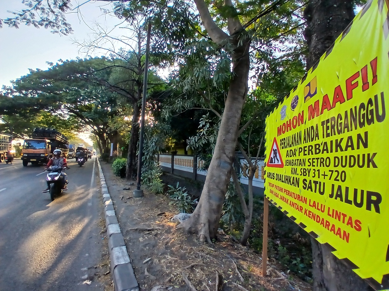 PEMBERITAHUAN: Pengumuman yang dipasang Satlantas Polres Lamongan terkait perbaikan jalan dan jembatan di Duduksampeyan. (ANJAR DWI PRADIPTA/RDR.LMG)